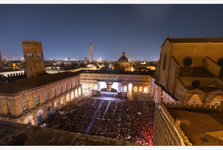 Cinema Bologna Piazza Maggiore Verso Mila Spettatori Tiscali