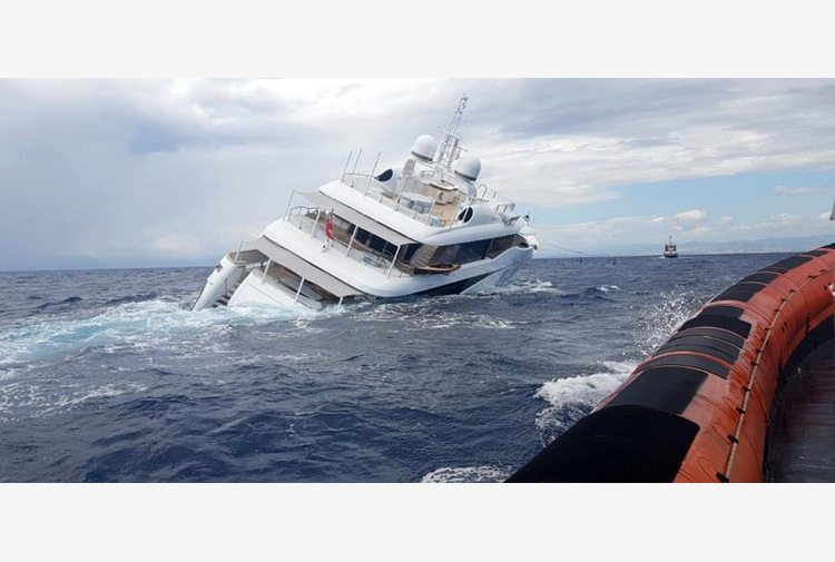 Yacht Affonda Occupanti Salvati Da Guardia Costiera Tiscali Notizie