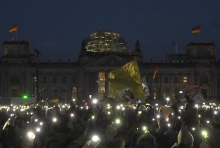 A Berlino Migliaia Di Luci Accese Davanti Al Reichtstag Contro L AfD