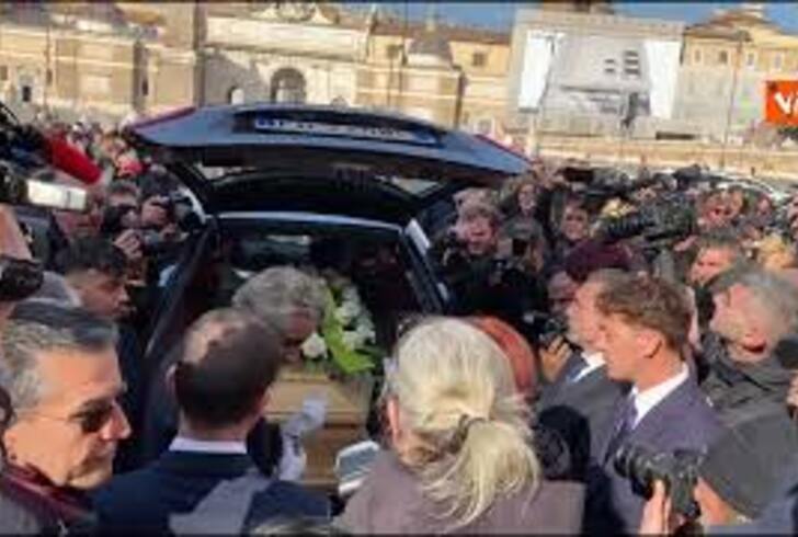 Funerali Sandra Milo L Applauso Della Folla All Uscita Del Feretro