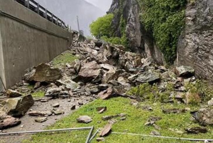 Frana A Donnas Chiusa La Strada Statale 26 Tiscali Notizie