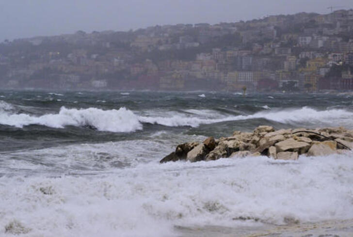 Maltempo Pozzuoli Nave In Difficolt Per Una Burrasca Di Vento