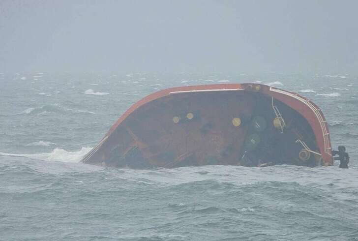 Petroliera affonda a Manila, Filippine: 1,4 milioni di litri di petrolio rischiano di finire in mare Petroliera affonda a Manila, Filippine: 1,4 milioni di litri di petrolio rischiano di finire in mare