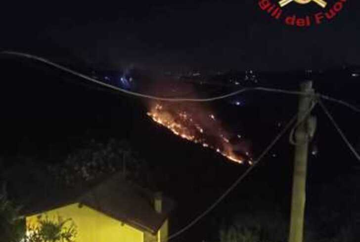 Maxi incendio vicino Roma, pompieri ancora al lavoro Maxi incendio vicino Roma, pompieri ancora al lavoro