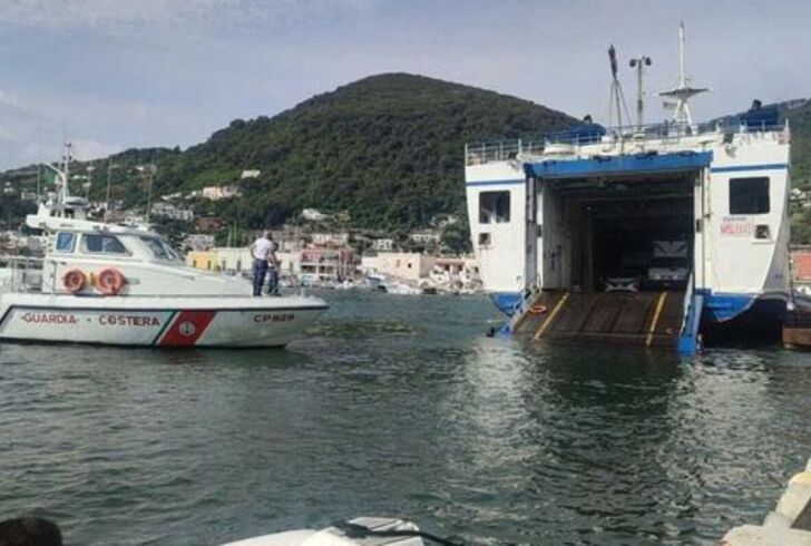 Traghetto colpisce spazzamare, paura a Ischia ma nessun ferito Traghetto colpisce spazzamare, paura a Ischia ma nessun ferito