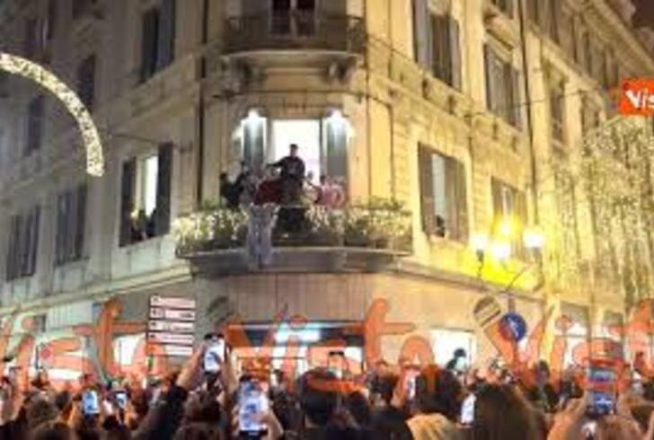 Olly Si Affaccia Dal Balcone Del Suo Albergo E Canta Con I Fan Balorda