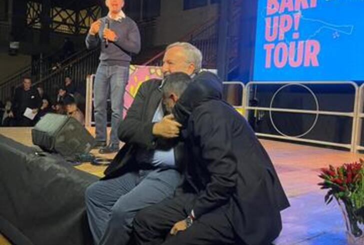 Dopo mesi di gelo, abbraccio tra Emiliano e Decaro Dopo mesi di gelo, abbraccio tra Emiliano e Decaro