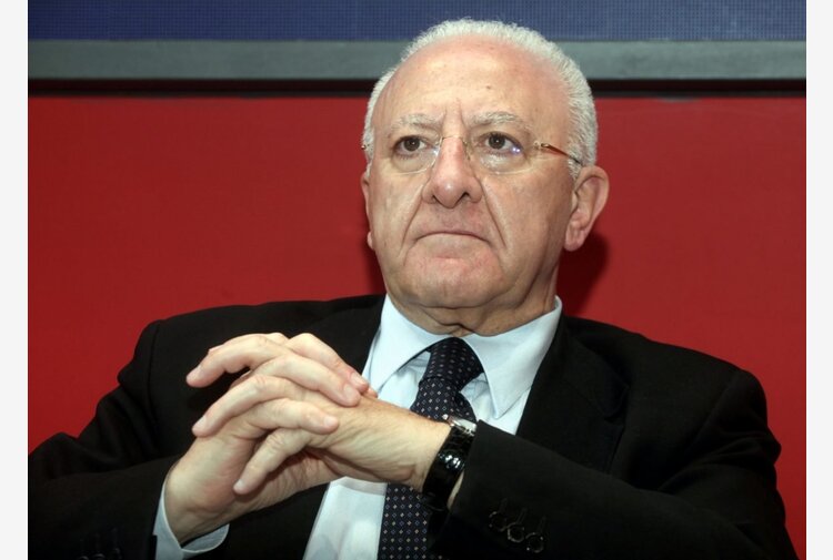 De Luca: “Il vaccino va reso obbligatorio e il Green pass non ha alternative”