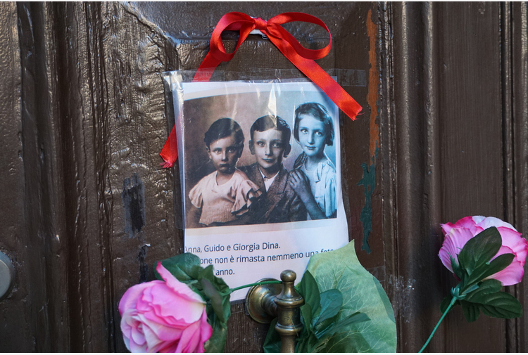 Giorno Memoria: Venezia, fiori e foto per famiglia deportata