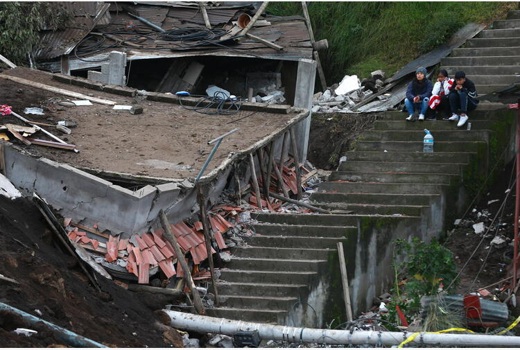 Frana dopo forti piogge in Ecuador, 7 morti e 46 dispersi