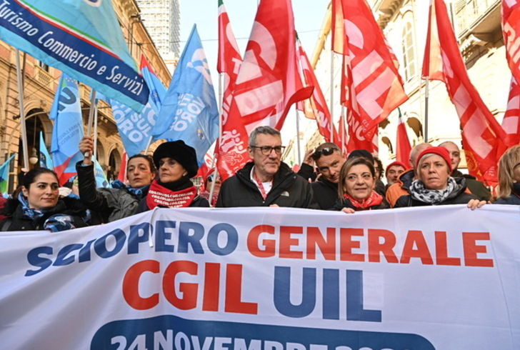 Cgil e Uil in piazza, 'governo ascolti, troppi nodi irrisolti'