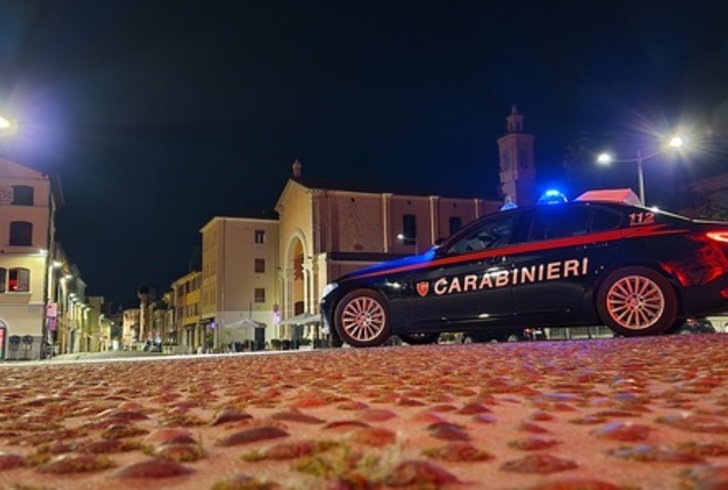 A 103 anni gira in auto di notte con la patente scaduta