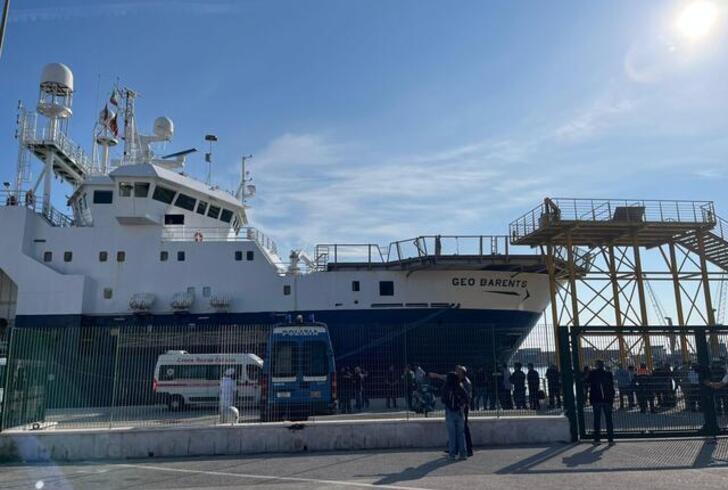 Migranti salvati da Geo Barents sbarcati a Bari