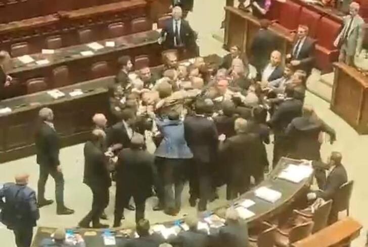 Autonomia, alla Camera botte e sedie che volano: rissa e Montecitorio diventa ring