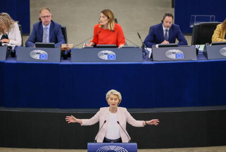 Ursula Von der Leyen rieletta alla Commissione Ue con 401 voti