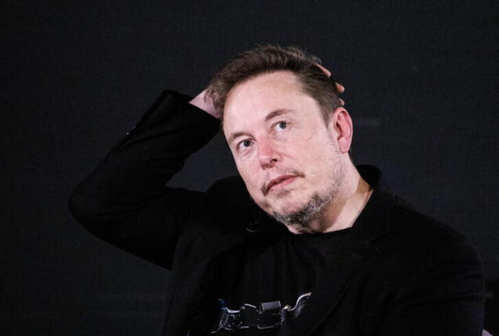 Musk, il robot Optimus al lavoro negli impianti Tesla dal 2025