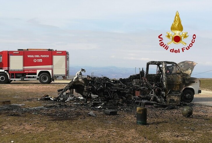 Camper distrutto dal fuoco in Umbria, gravi genitori e bimba