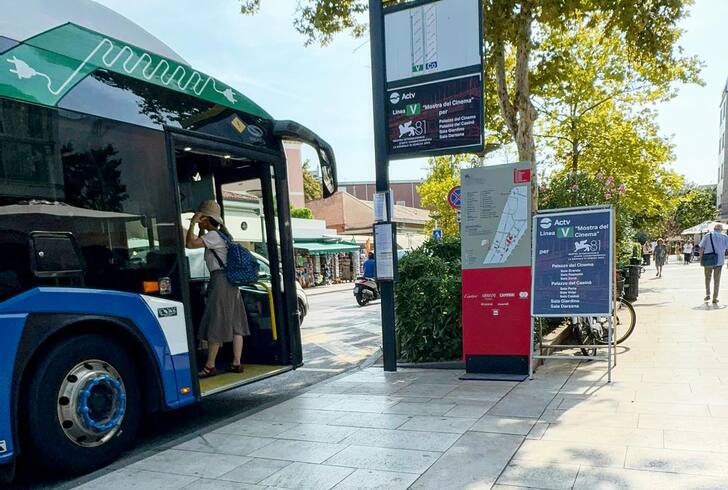 ”L’incidente? È una neopatentata, è donna”: a Venezia manager degli autobus di linea accusato di...