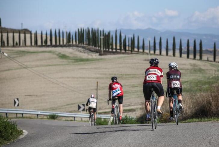 In discesa perde controllo bici, si schianta su un muro e muore