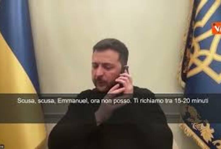 Zelensky con cronisti interrotto da chiamata Macron: Scusa Emmanuel, ti richiamo