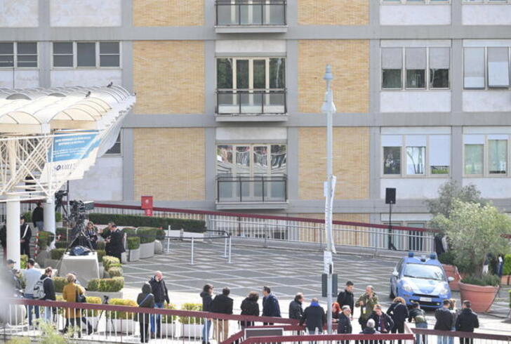 Piazzale del Gemelli gremito in attesa del saluto del Papa