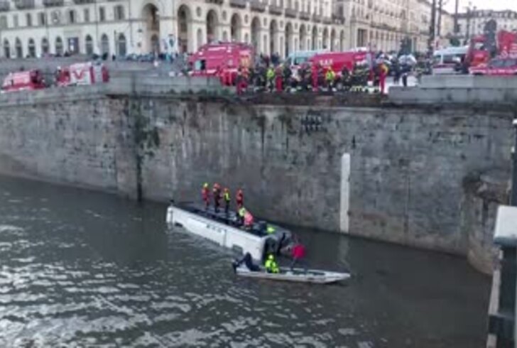 Bus turistico cade nel Po a Torino