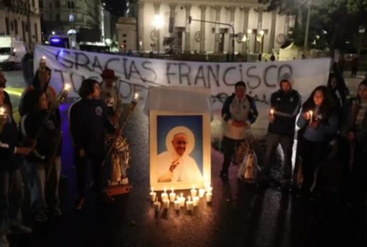 Papa, a Buenos Aires la veglia in piazza durante i funerali