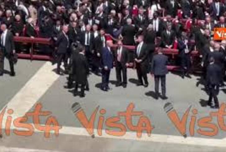 Trump prende per mano Melania e lasciano Piazza San Pietro al termine del funerale del Papa