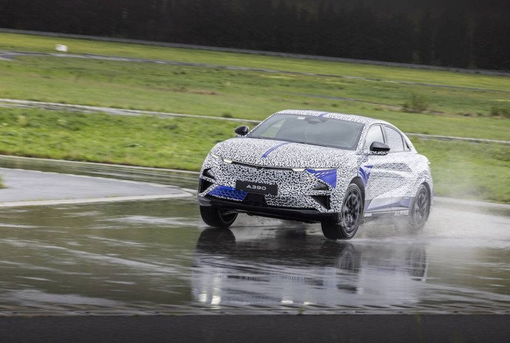 A390, ultimi test per la sport fastback di Alpine