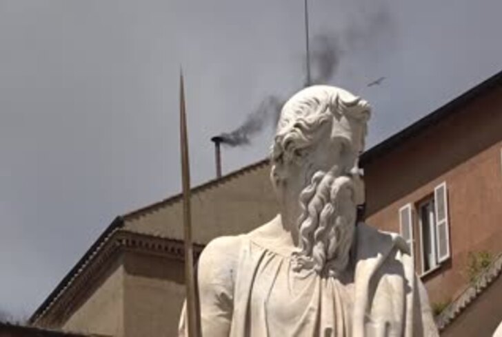 Conclave, la reazione dei fedeli alla seconda fumata nera