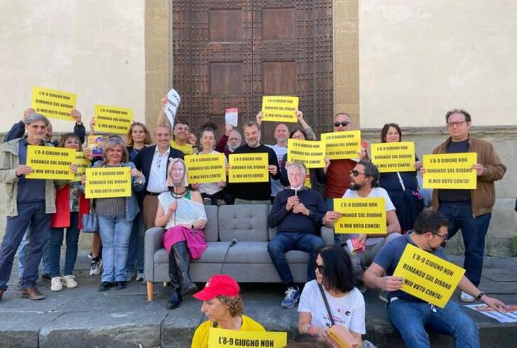 Referendum: flash mob a Firenze 'no a 'me ne frego' del governo'