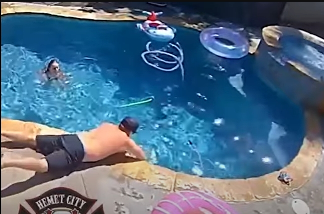 Bambino di un anno si toglie il salvagente e si butta in piscina: salvato al volo dal padre